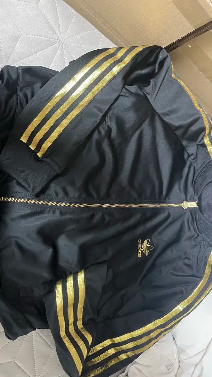 adidas(アディダス) 検査 ゴールド ジャージ 女性用