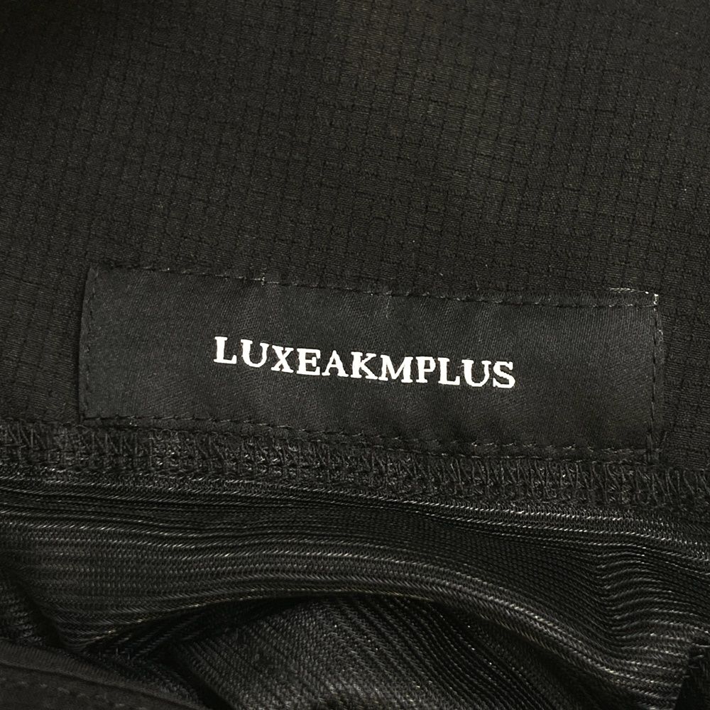 サイズ：S LUXEAKMPLUS リュクスエイケイエムプラス  ロングパンツ  ブラック系 [240101484515] ゴルフウェア メンズ ストスト LUXEAKMPLUS リュクスエイケイエムプラス ロングパンツ ブラック