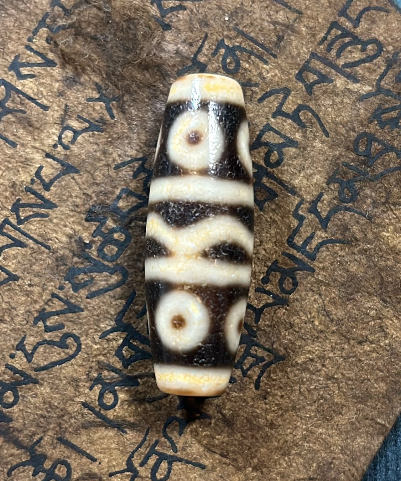 dZi beadsジービーズ 西蔵 朱砂老礦龍紋 八眼天珠 高品質！！ dZi beadsジービーズ 西蔵 朱砂老礦龍紋 八眼天珠 高品質