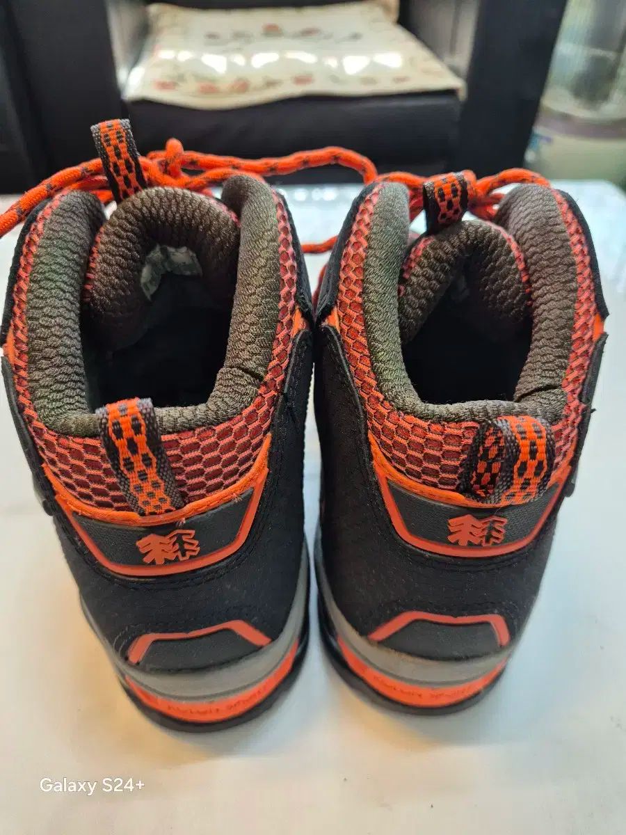 登山靴 ブラウン