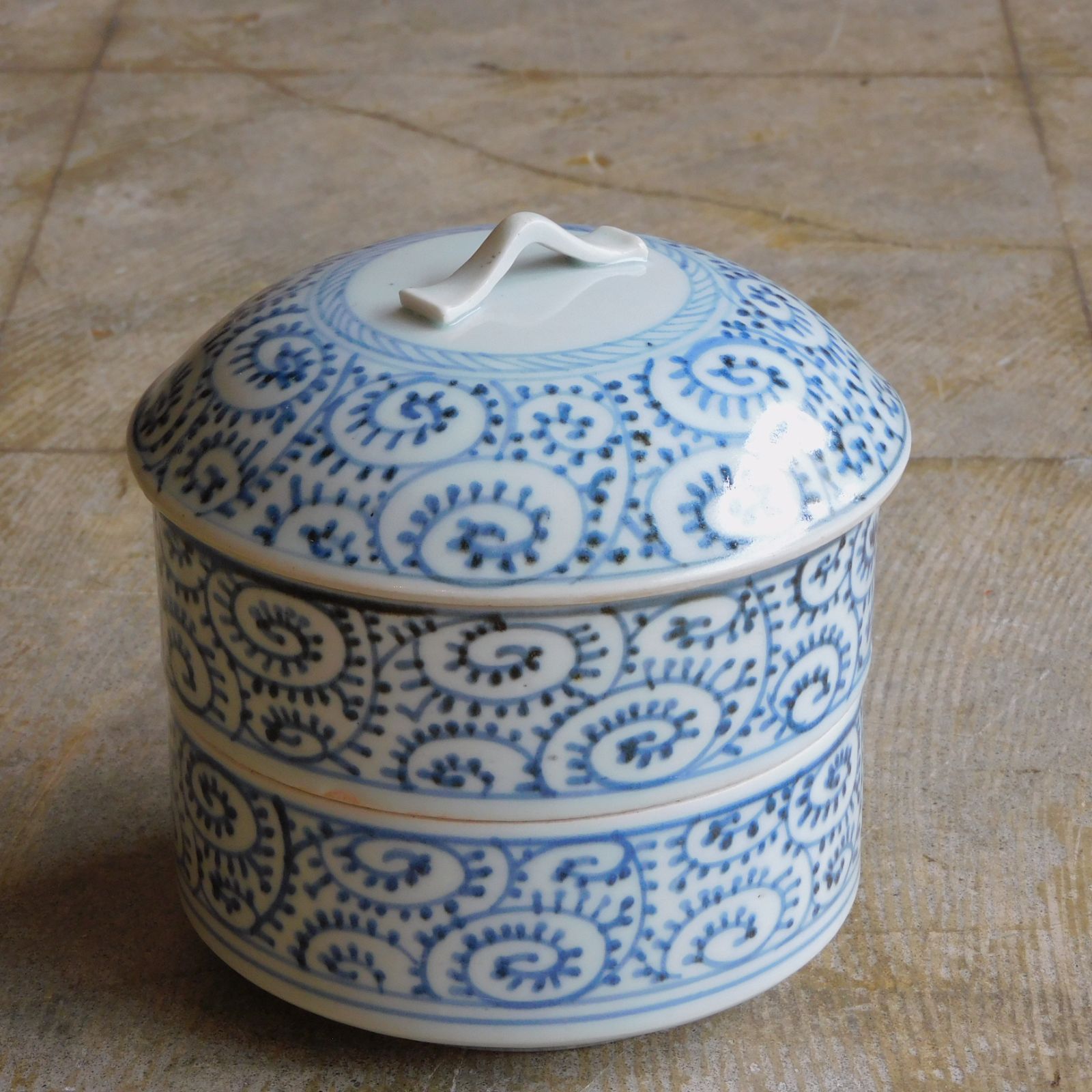 古伊万里 蛸唐草図 丸重 HK-a-05149 | 段重 重箱 伊万里 染付