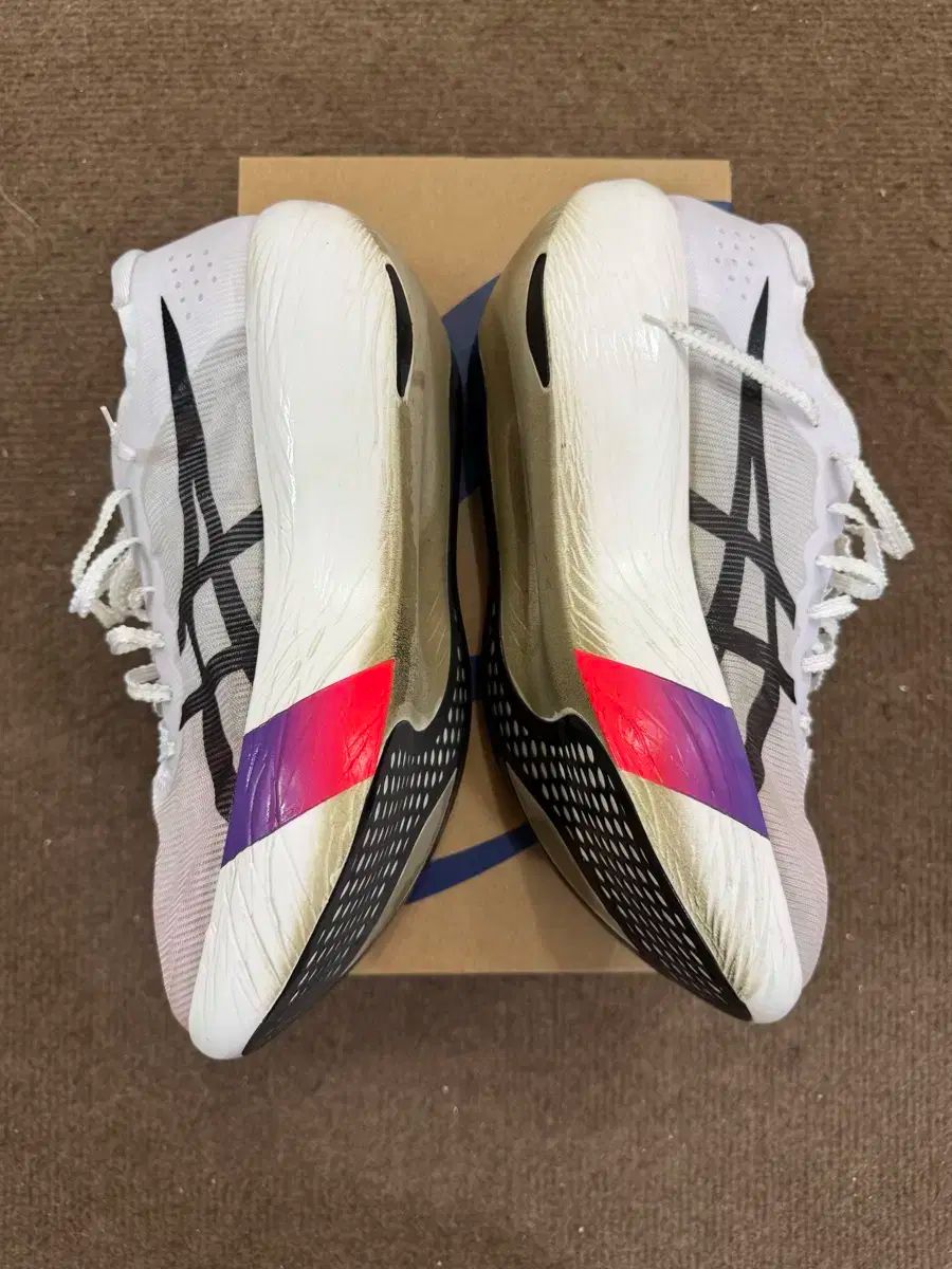 アシックス メタスピード レイ 東京 白 フラッシュ レッド 270