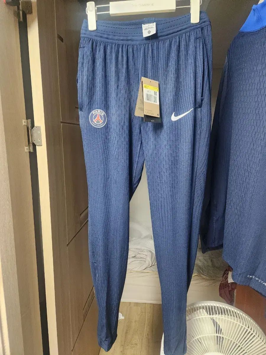NIKE チェルシートラベルＴシャツ ストライクパンツ　上下セット　海外サイズＭ NIKE チェルシートラベルTシャツ ストライクパンツ 上下セット