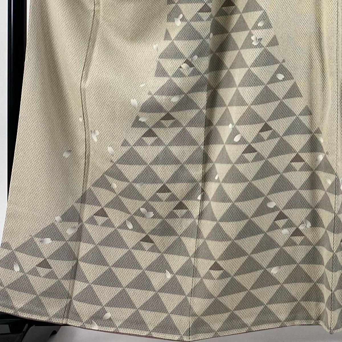 付下げ 身丈162.5cm 裄丈67cm M 袷 想屋 やまと 落款 証紙 桜の花びら 鱗柄 薄茶色 正絹