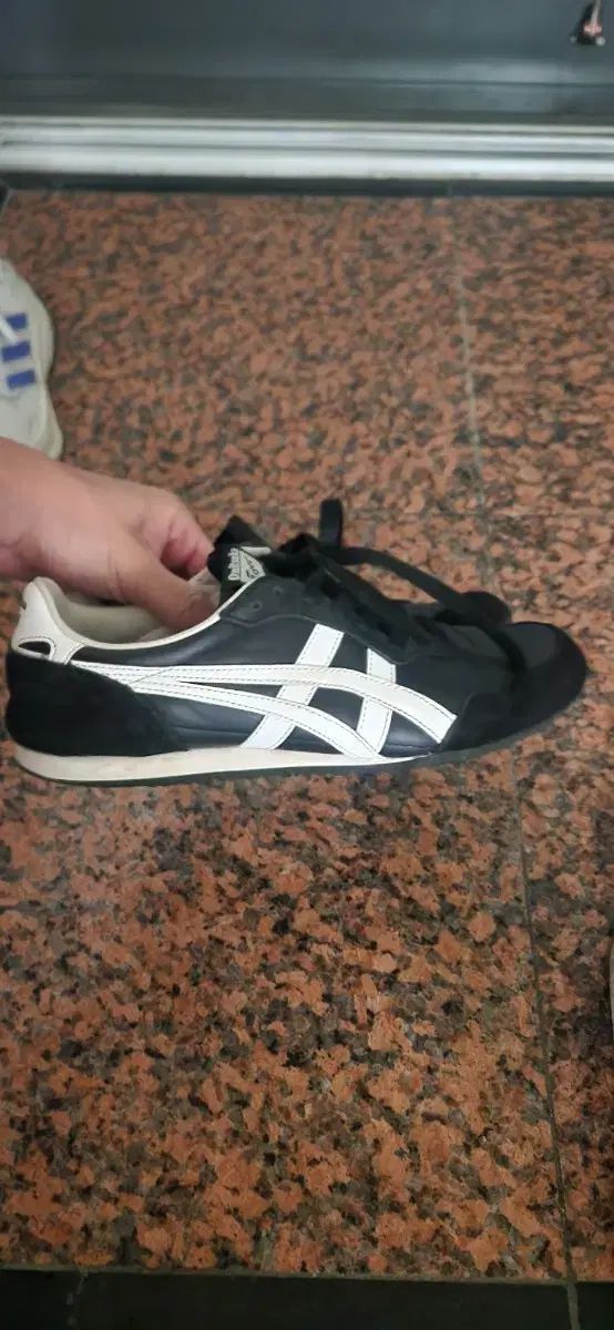 オニツカタイガー ブラック|白 スニーカー