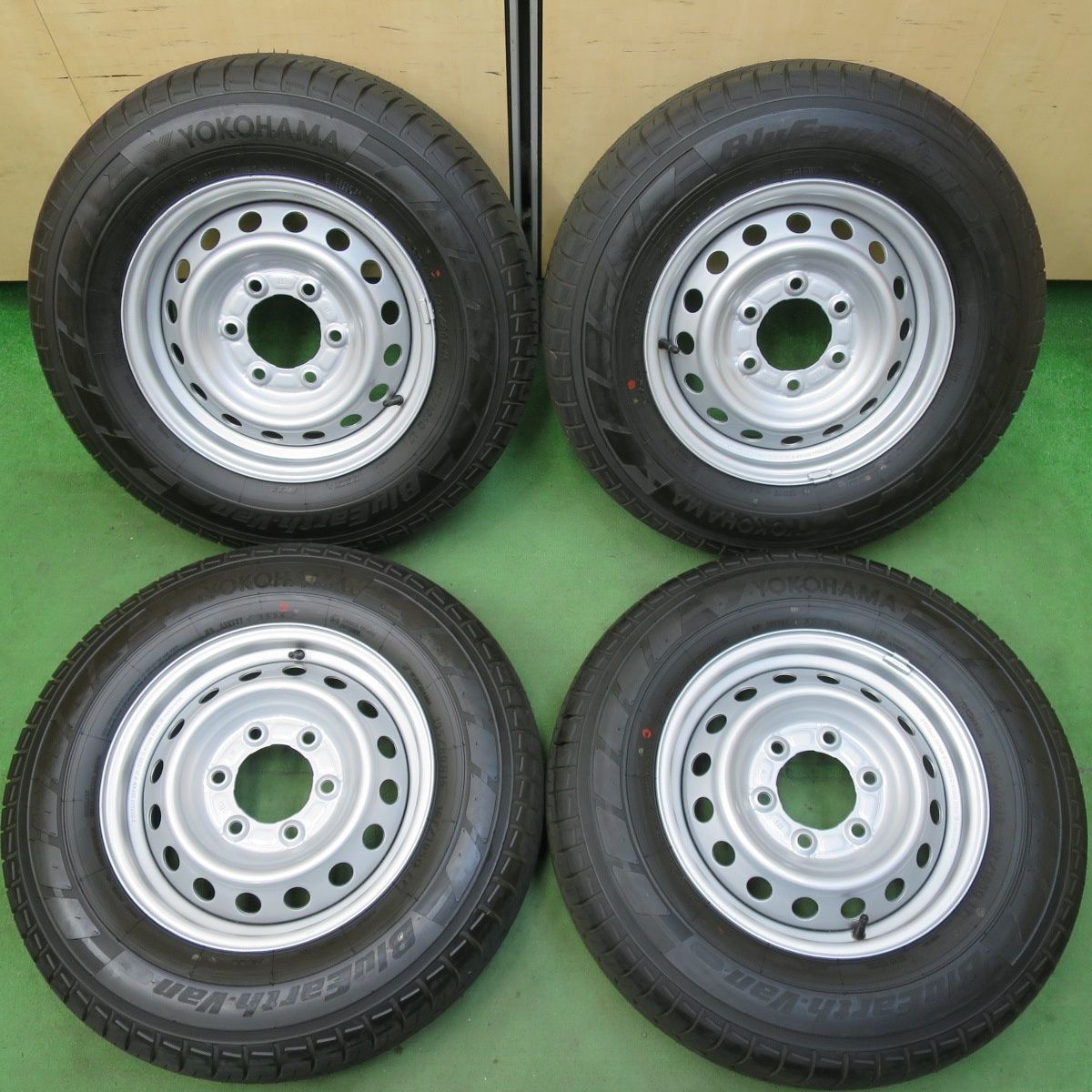 新車外し 24年 日産 キャラバン 純正 スチール 195|80R15 107|105Q ヨコハマ BluEarth-Van RY55 15インチ PCD139.7|6H 5040403イノ