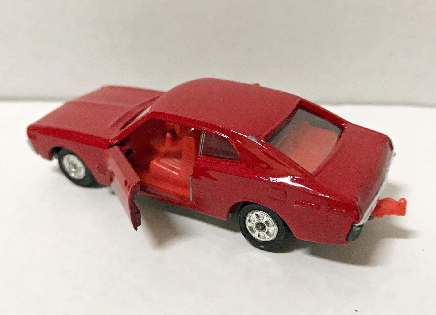 35. 1/63 №74 日産 ローレル 赤 日本製トミカ (本体のみ箱無)【併売品