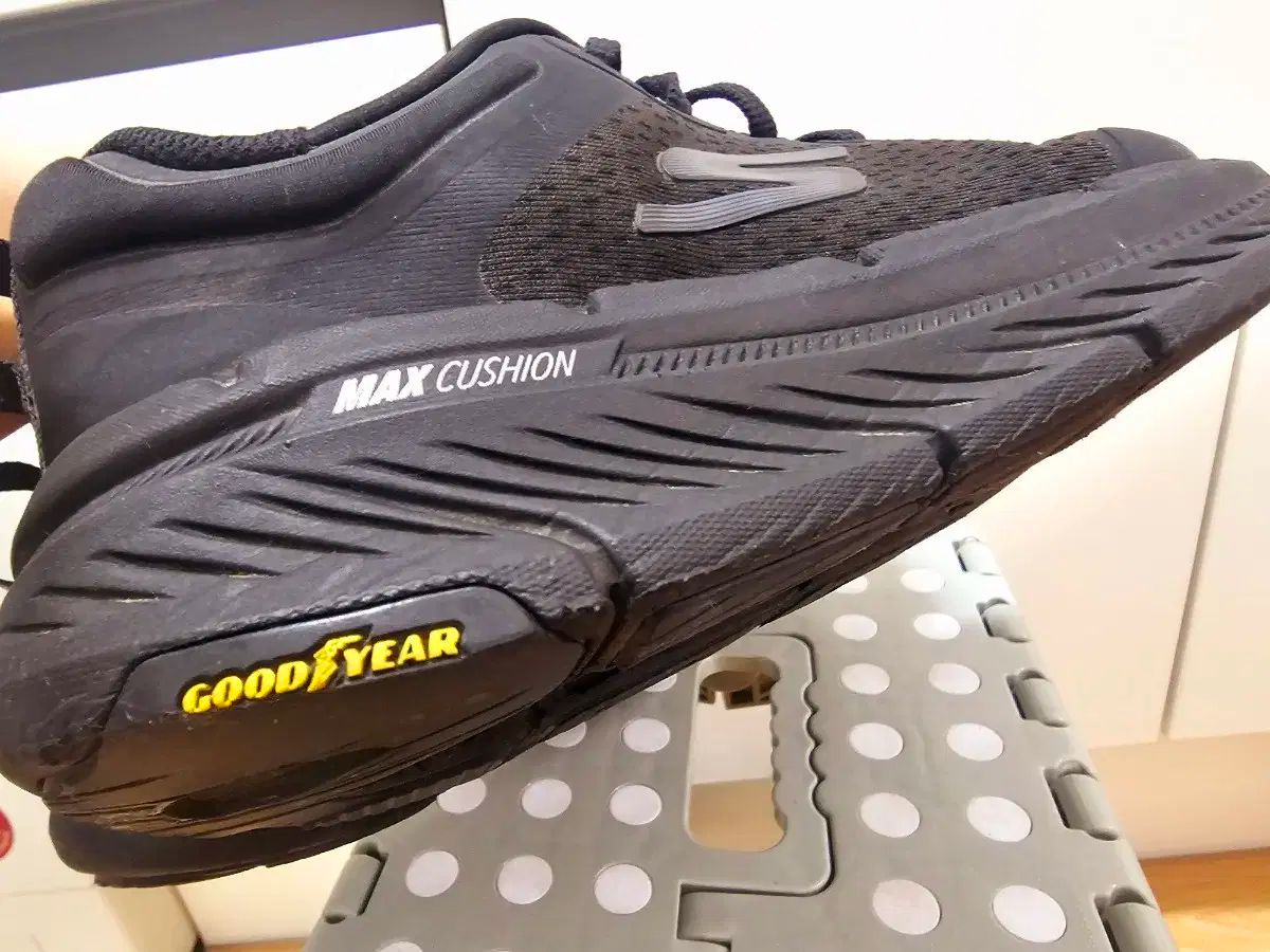 SKECHERS スケッチャーズ ゴロン マックス クッショニング ランニング スニーカー 260 宅配便