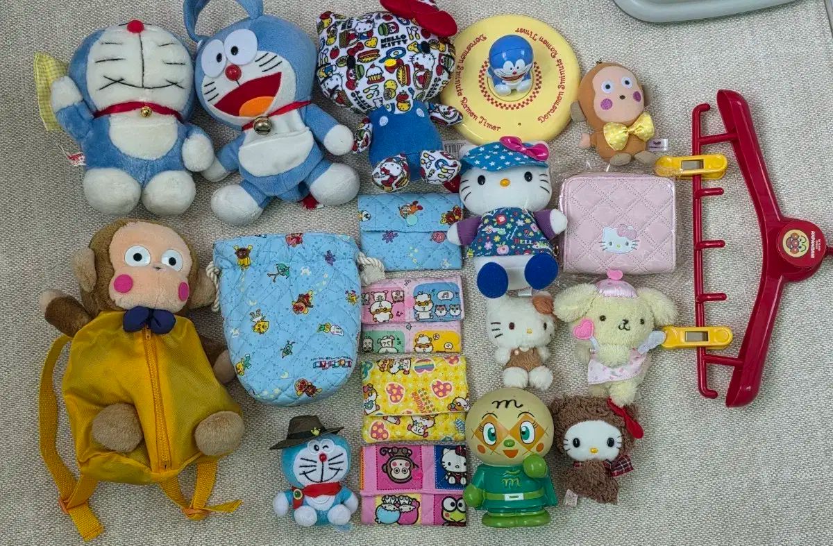 ドラえもん キティ もん吉 メロンパンなど 送ります バッチ