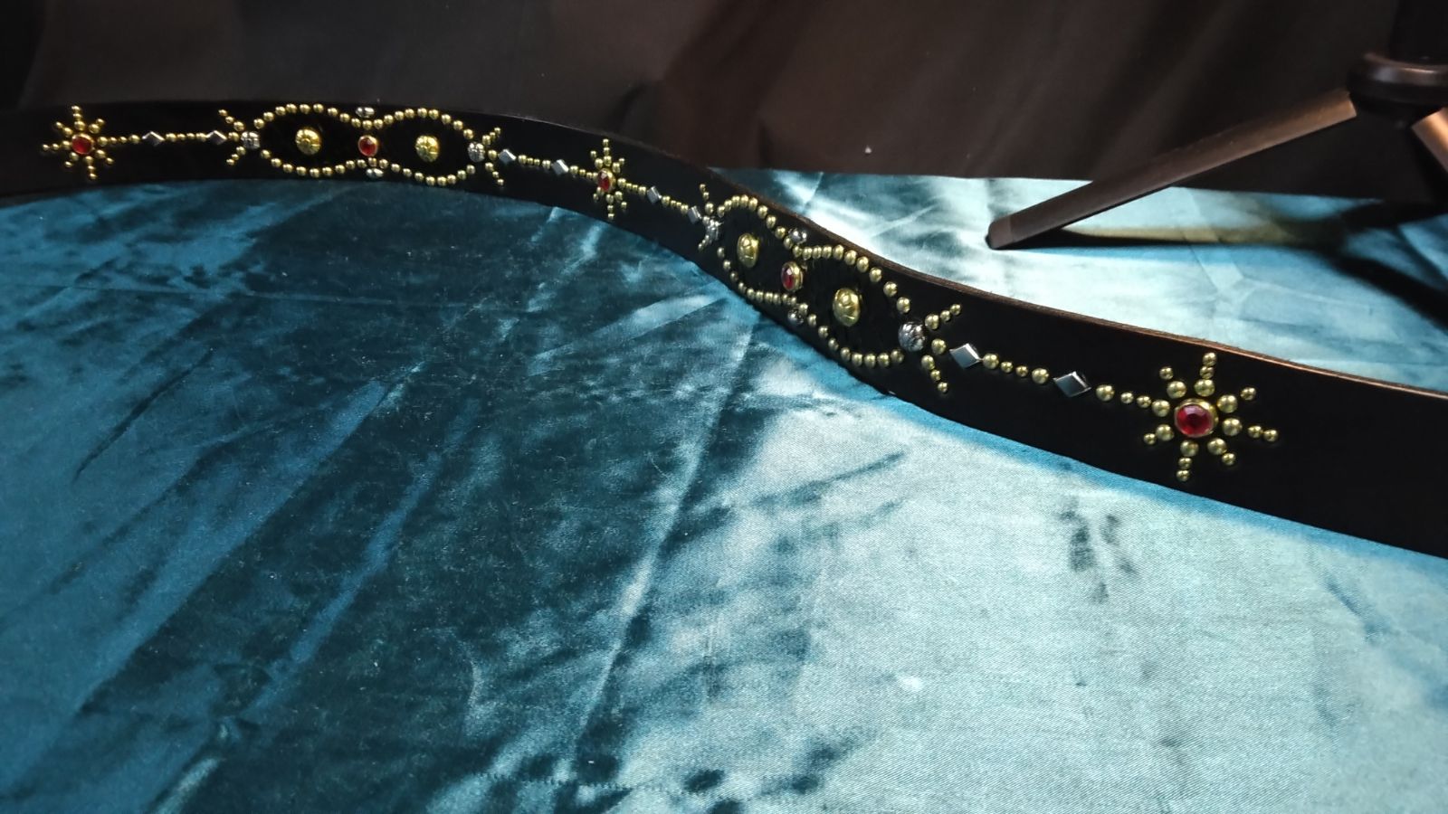 栃木レザーピーナッツインレイスタッズベルト ブラック - メルカリ