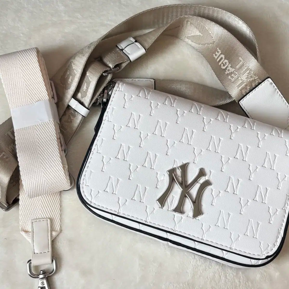 mlb モノグラム エンボス加工 ミニ クロスバッグ