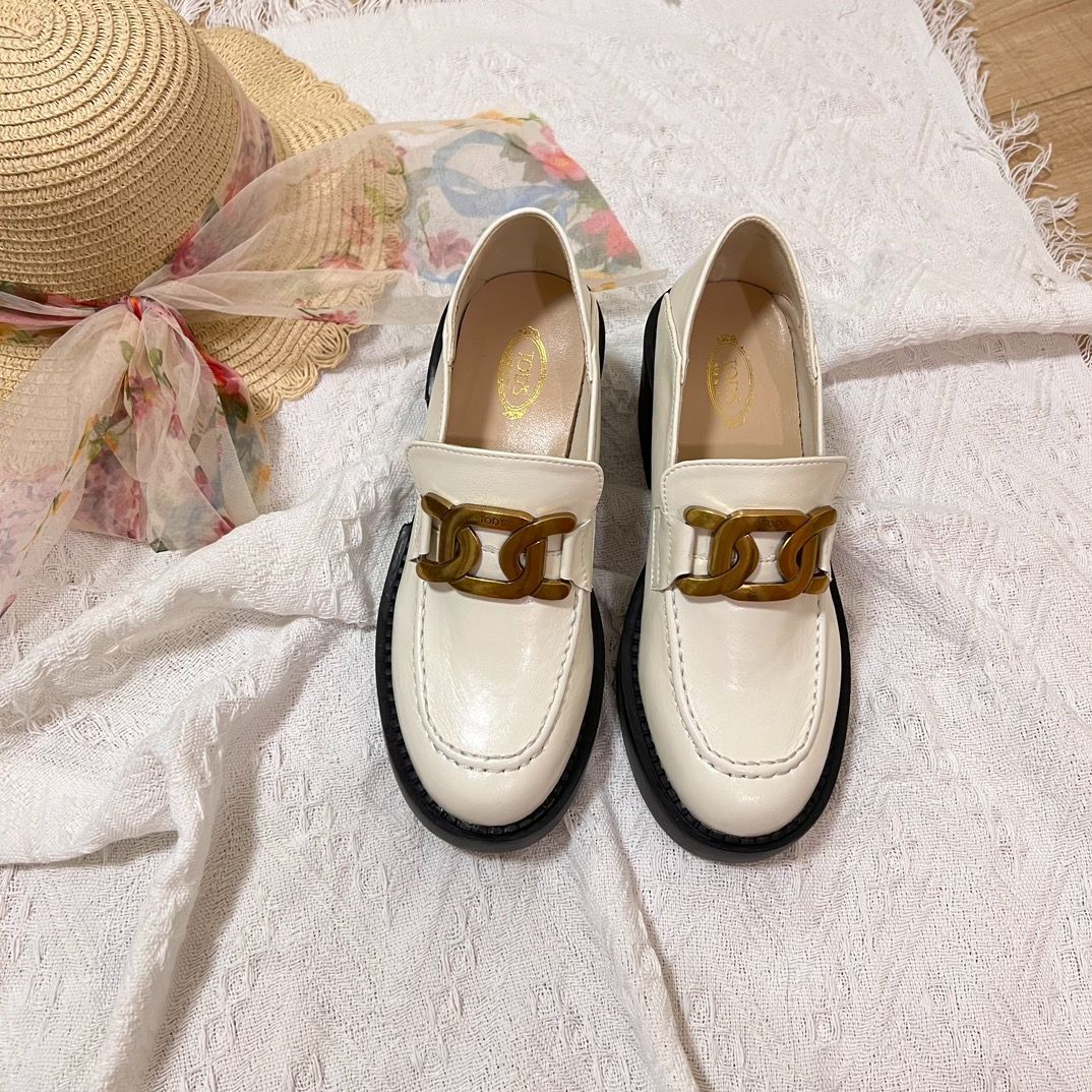 TOD S トッズ レザー ローファー本革 厚底 メタルロゴ 靴 レディース