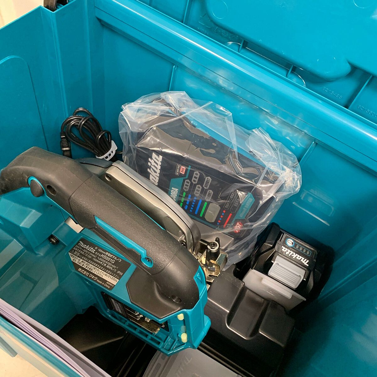 ♭♭MAKITA マキタ 165mm 充電式丸ノコ 40V 鮫肌 充電器・充電池2個 