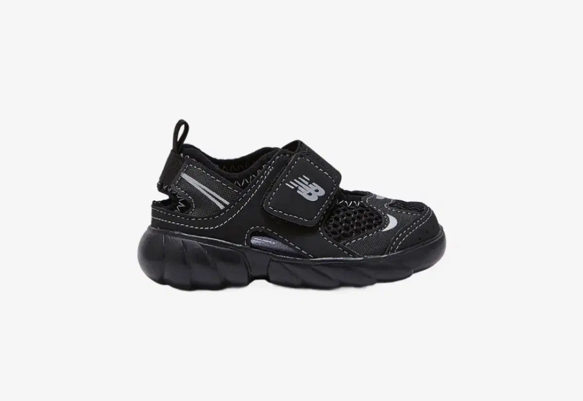 150 New Balance ニューバランス フリドル サンダル 黒