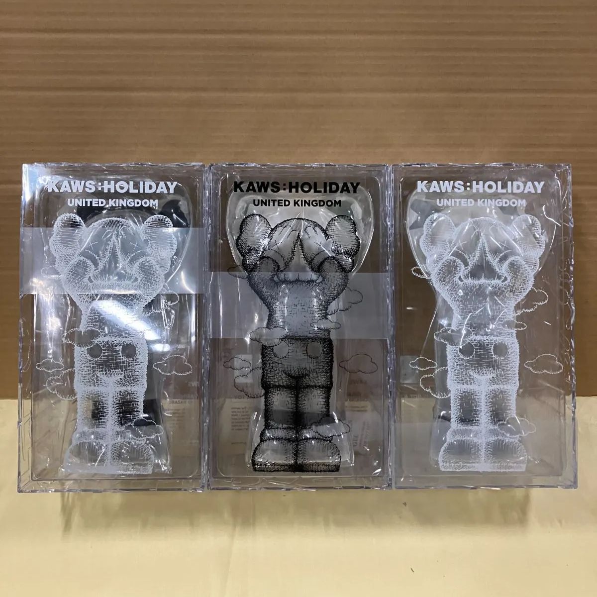 Kaws holiday UK figure 3体セット KAWS_UK_SQ_Figure_Grey_1_1600x