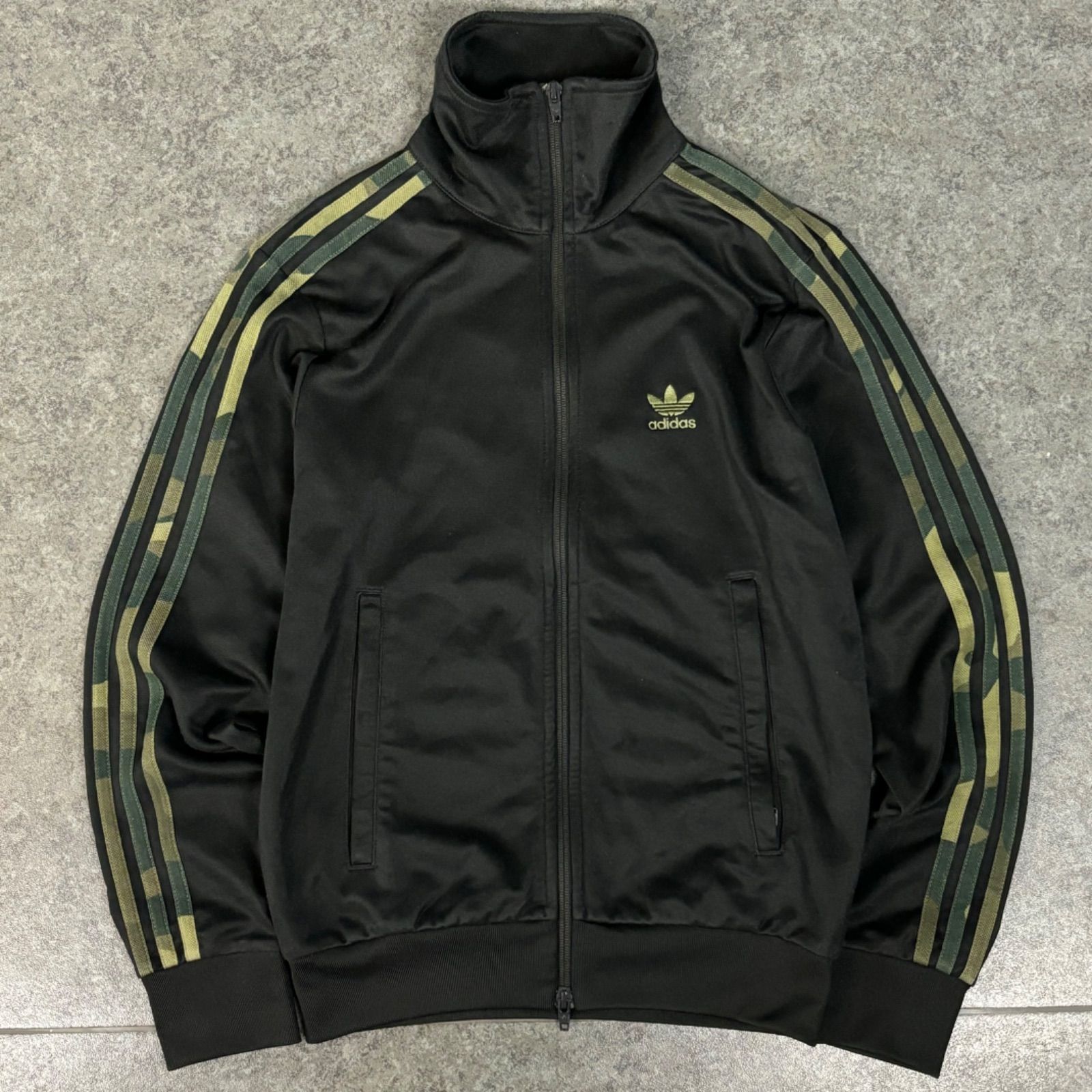 adidas originals camo truck jacket trefoil logo embroidered アディダス オリジナルス  トラックジャケット ジャージ ブラック カモフラ 迷彩柄 FM3363 - メルカリ