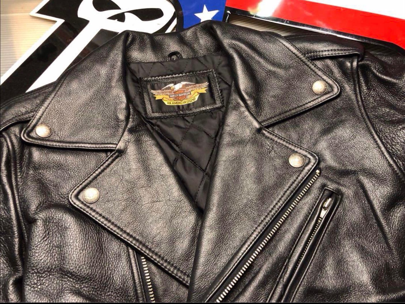 背面3D立体エンボス加工のエンブレム