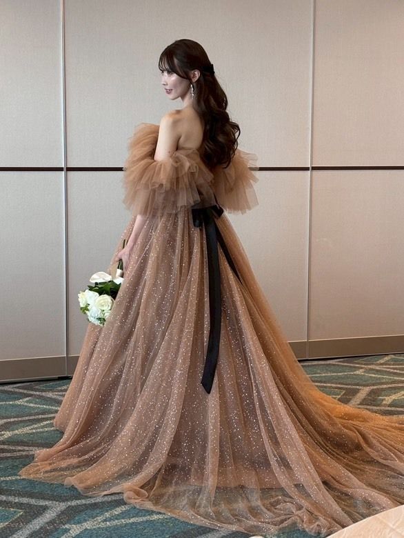 実例写真 オフショルダー シャンパン色 キラキラチュール サッシュベルト 披露宴|結婚式 優しい 肩出し