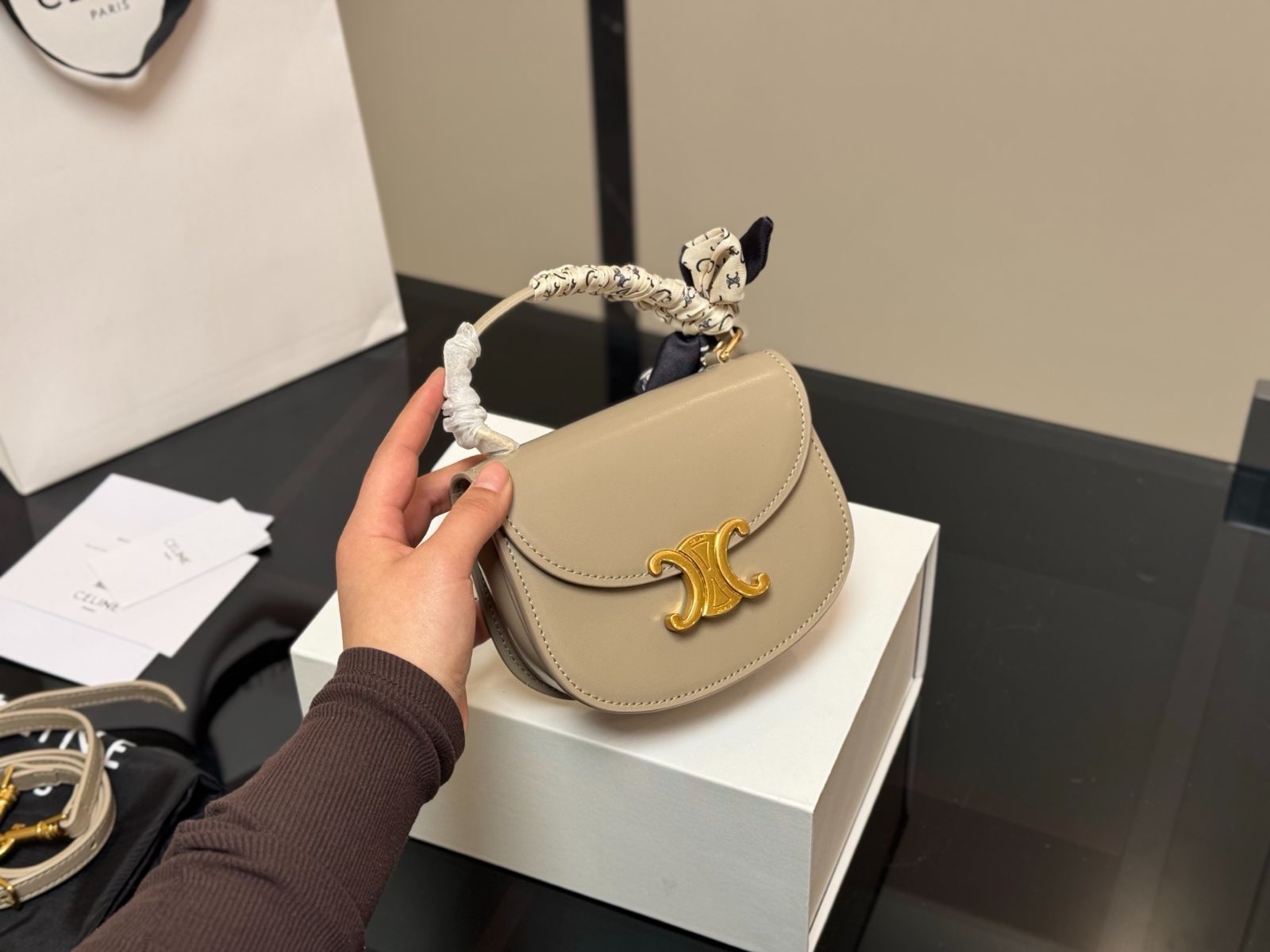 【スマートでコンパクト☆】CELINE ハンドバック 今日特価】Celine Besace Triomphe カワイイハンドバッグ-WTO