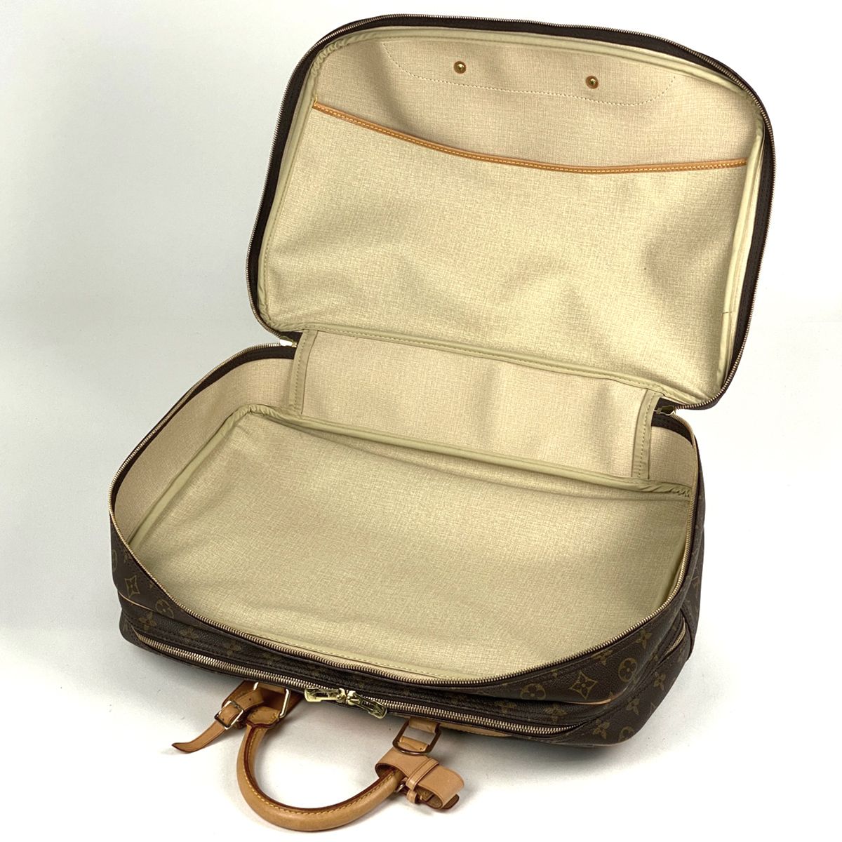 モノグラム ブラウン