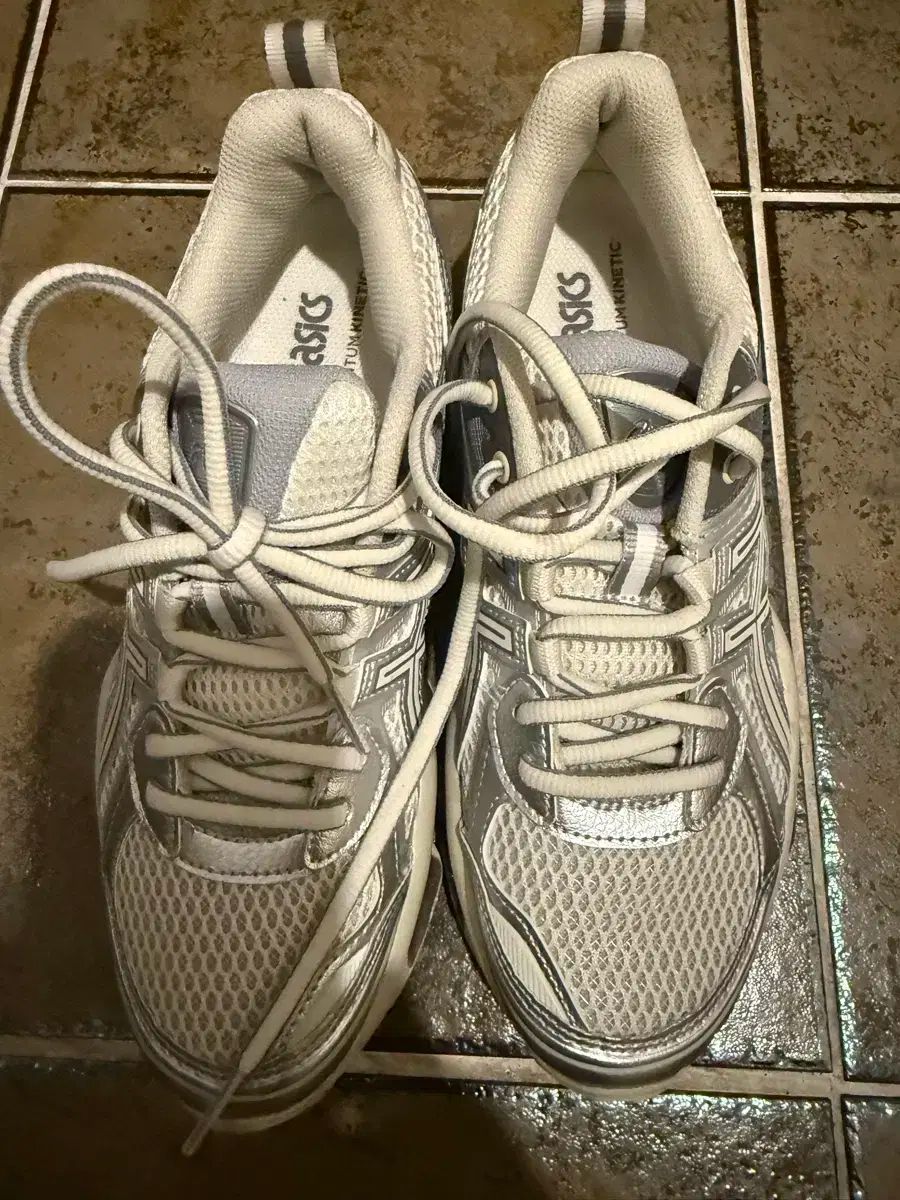 Asics アシックス ゲルクォンタム キネティック ライト ダスト 1203A270 ー 101