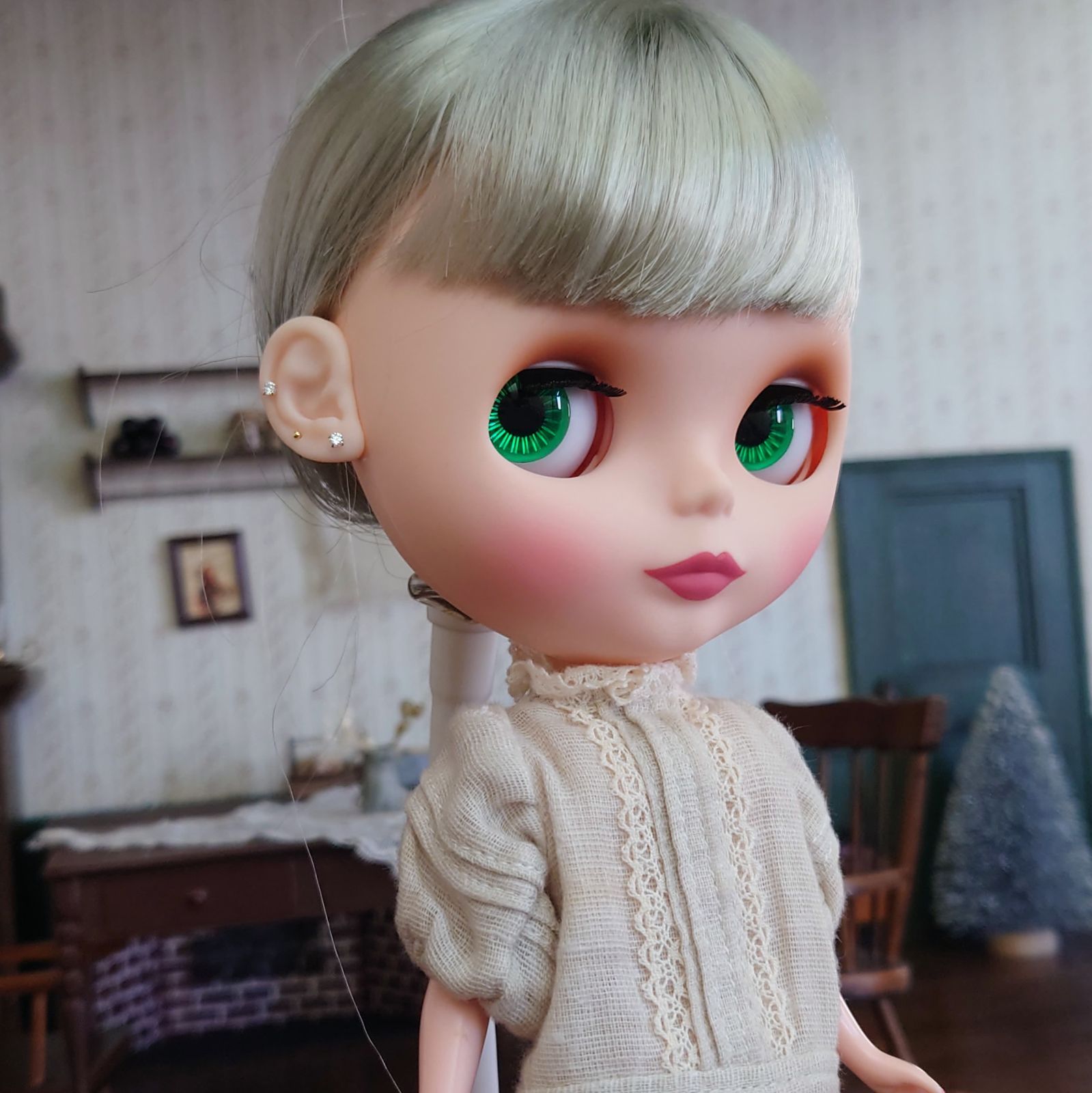 ドールお耳 色黒肌に赤ブラウン系メイク 付け耳 ブライス