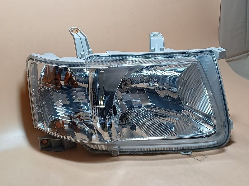 コーティング済 サクシード NCP55V 右ヘッドランプ ヘッドライト U 0.4T コイト 52-076 81110-52250 586