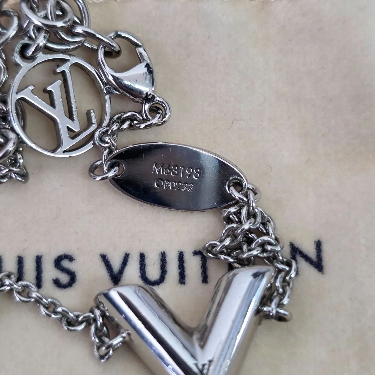 美品✨ルイヴィトン ブレスレット エッセンシャルV シルバー M63198 楽天市場】ルイヴィトン ブレスレット Louis Vuitton モノグラム