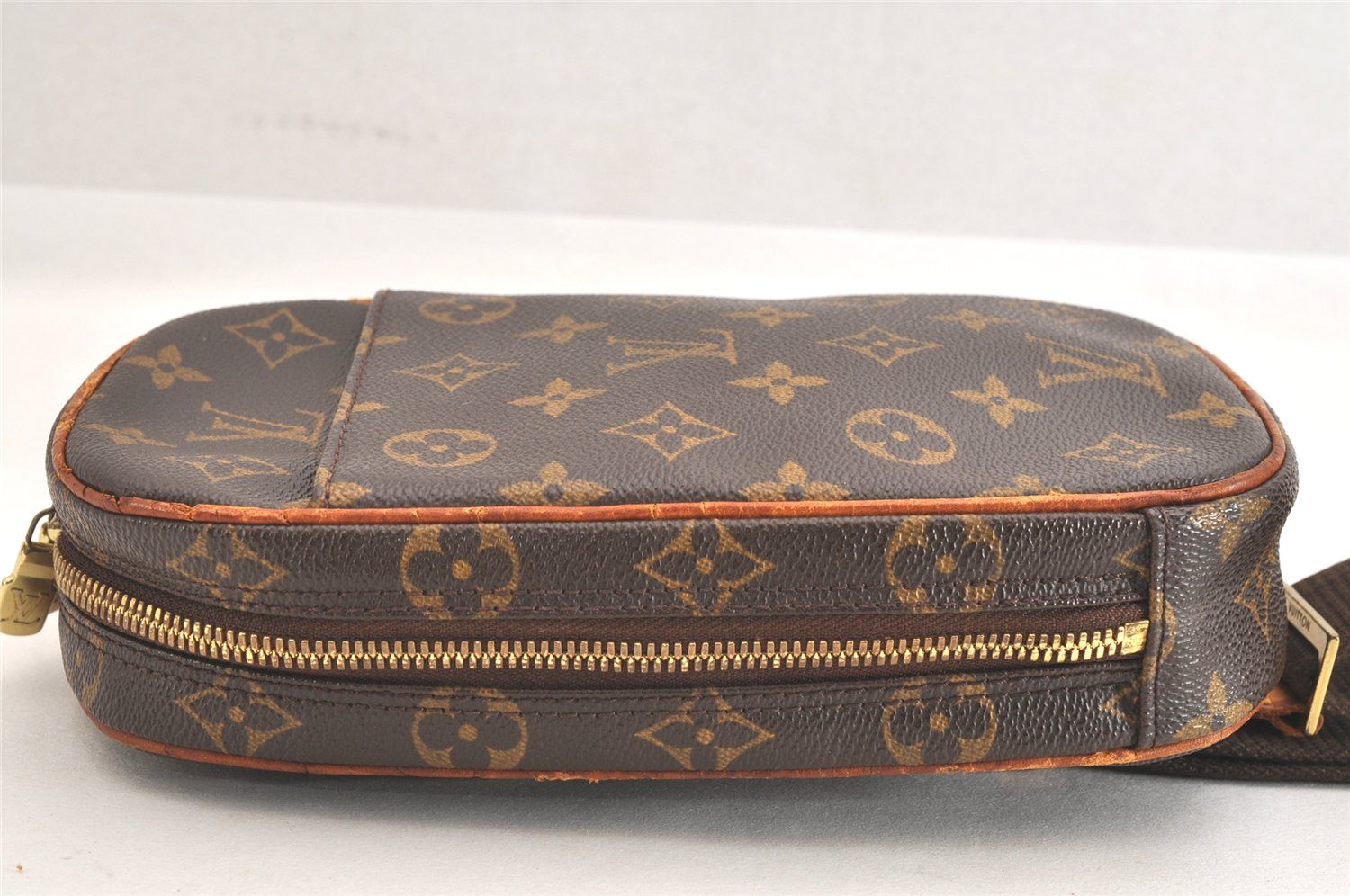 ウエストボディーバッグ M51870