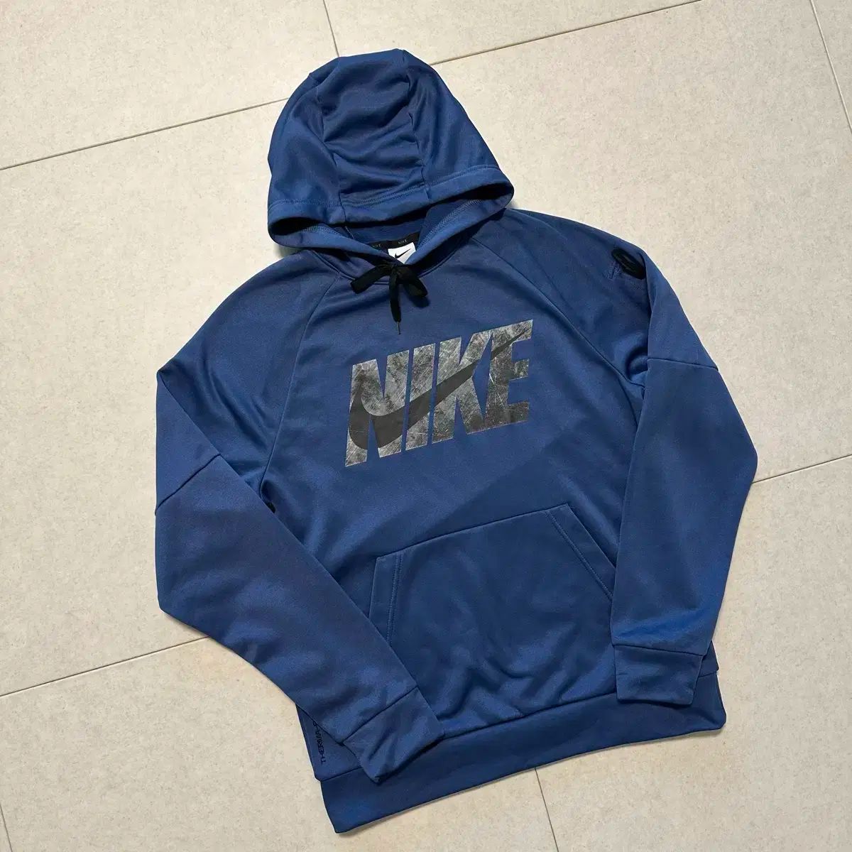 【雷市場（ポンジャン）商品韓国直送】 サイズ M ／ 95 Nike(ナイキ） サーマ フィット プルオーバー フィットネス フード付きTシャツ