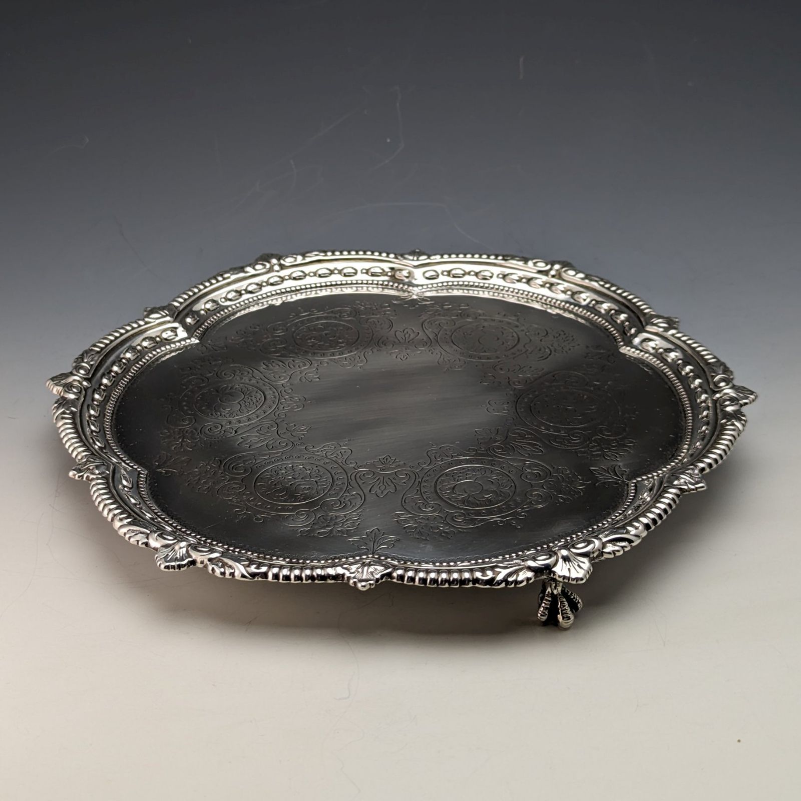 1899年 英国アンティーク 純銀製サルヴァ カードトレイ 直径22cm 315g Mappin Brothers 1899年 英国アンティーク 純銀製サルヴァ カードトレイ 直径22cm 315g