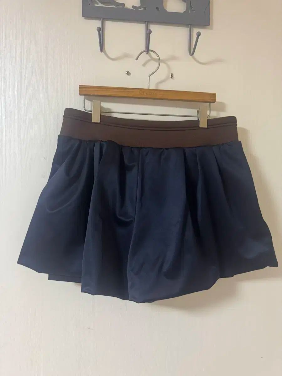 The HANDSOME SYSTEM システム ロゴ プリーツ ヘム 曲げ ショートパンツ DECORATOM_COM_BR