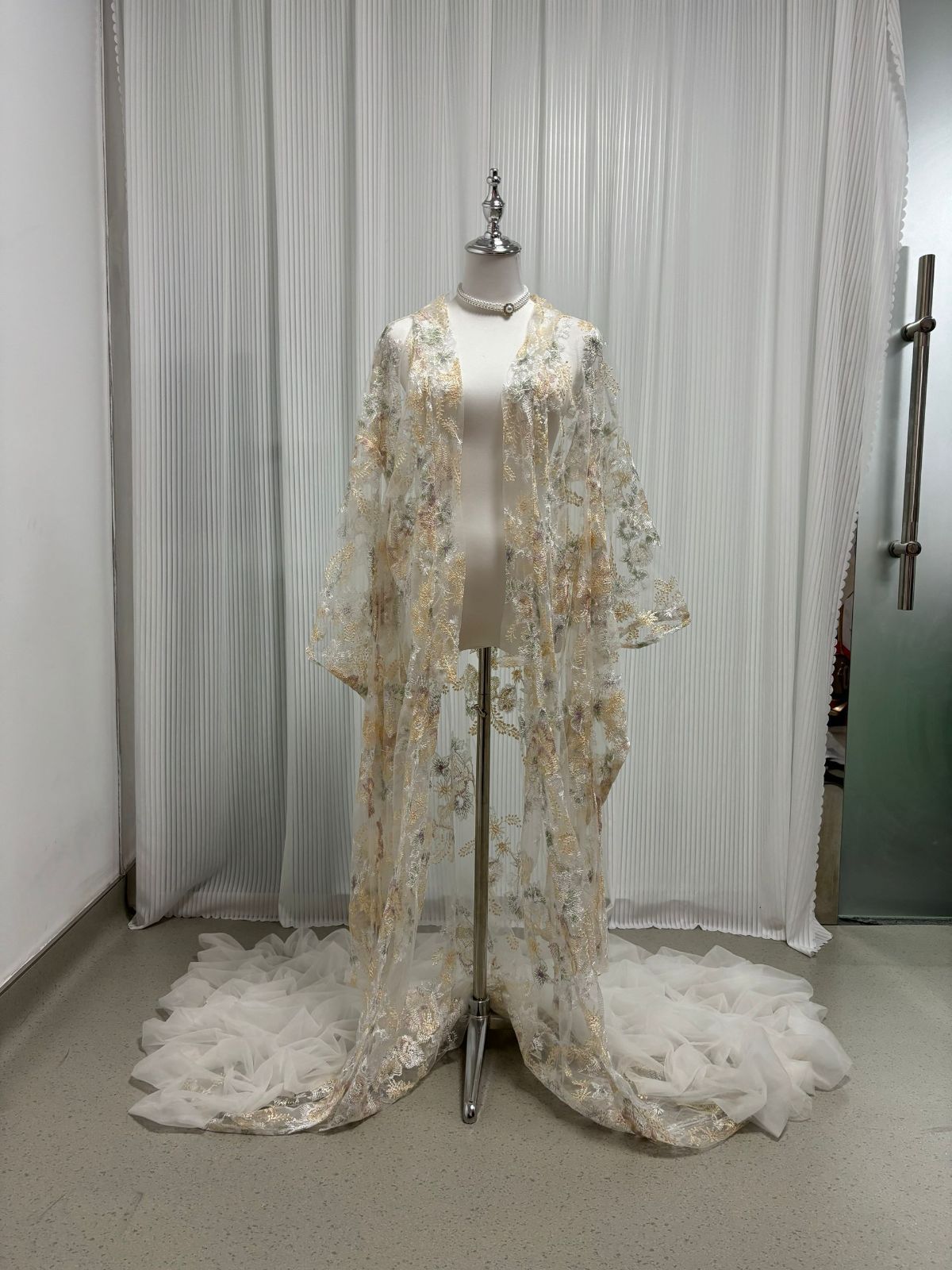 チュール打掛 オーガンジー打掛 着物 オーバードレス レース羽織 ウエディングドレス お色直し 刺繍 色変更 3 D立体的な刺繍 うす衣 和装 和装花嫁 和装前撮り 色打掛 大人婚 舞台ステージ 時代劇用演劇 芝居 芸者 浴衣 白 フリル付き