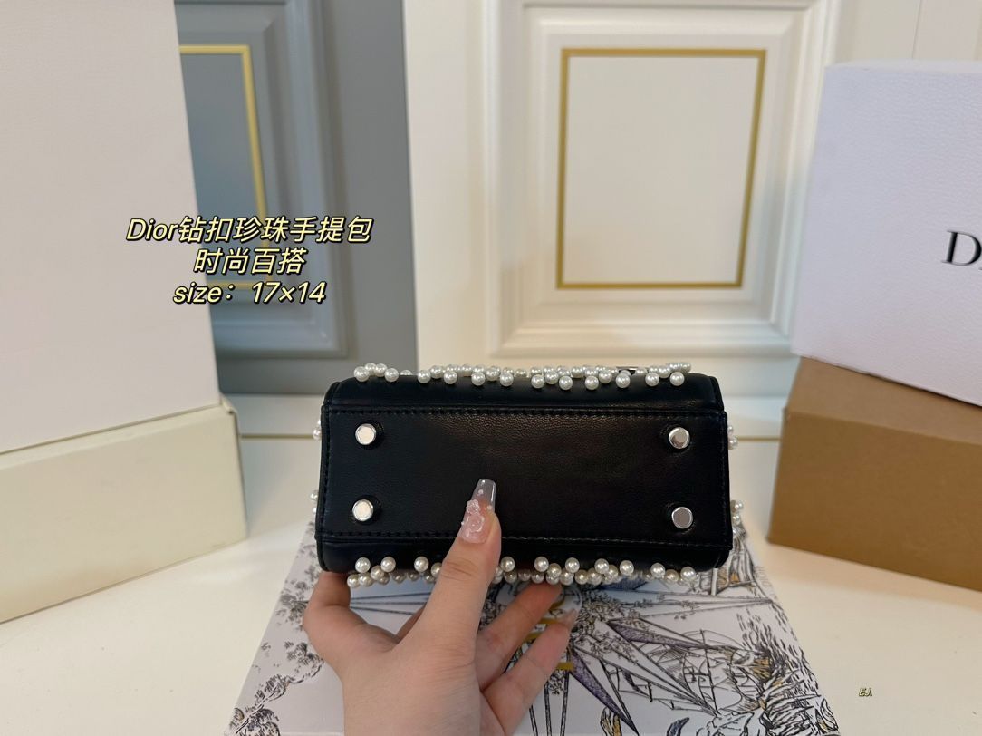 Dior キャンバスと水