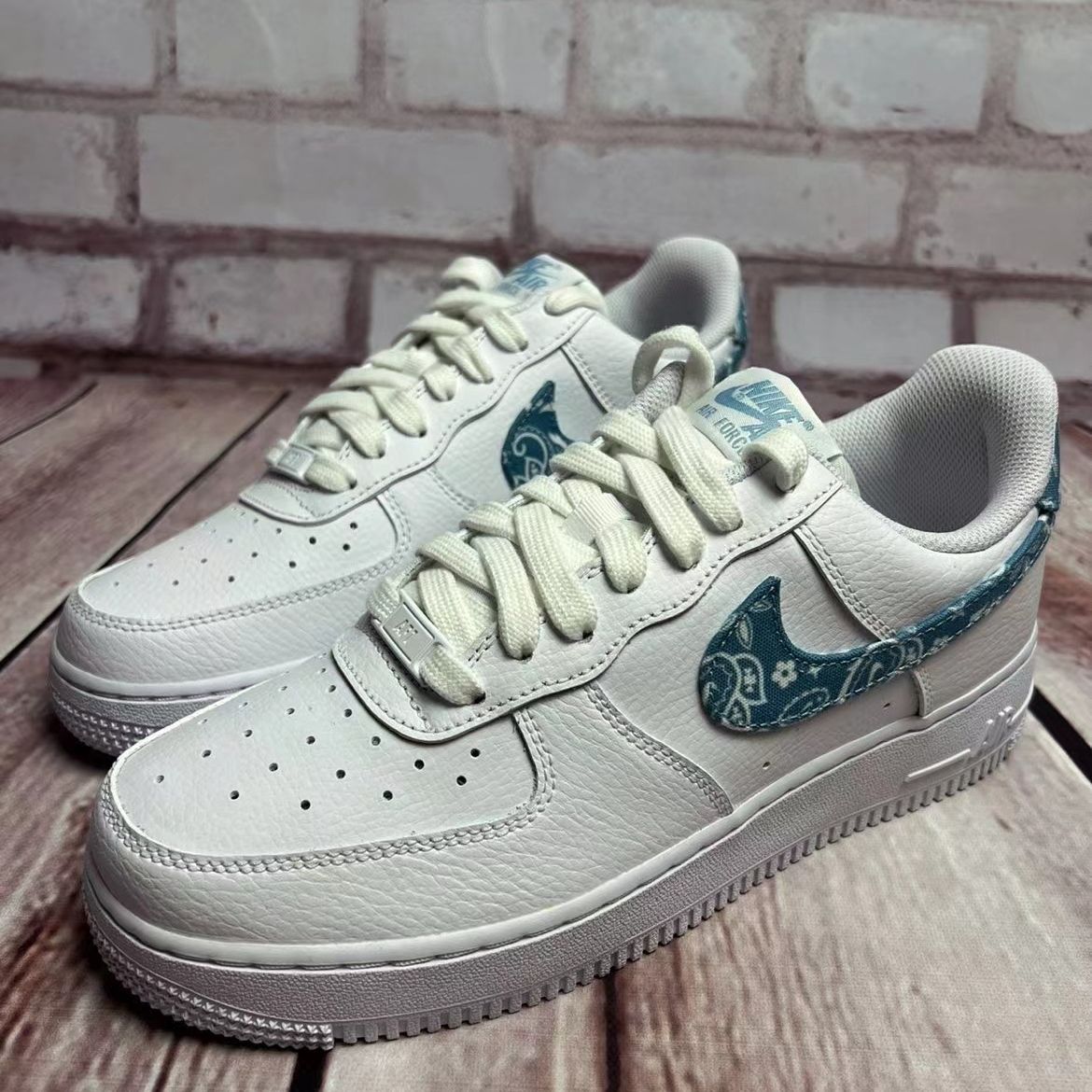 Nike エア フォース 1 ロー '07 エッセンシャル ホワイト ブルーペイズリー (ウィメンズ) Air Force 1 Low '07  Essential'07 DH4406-100 - メルカリ