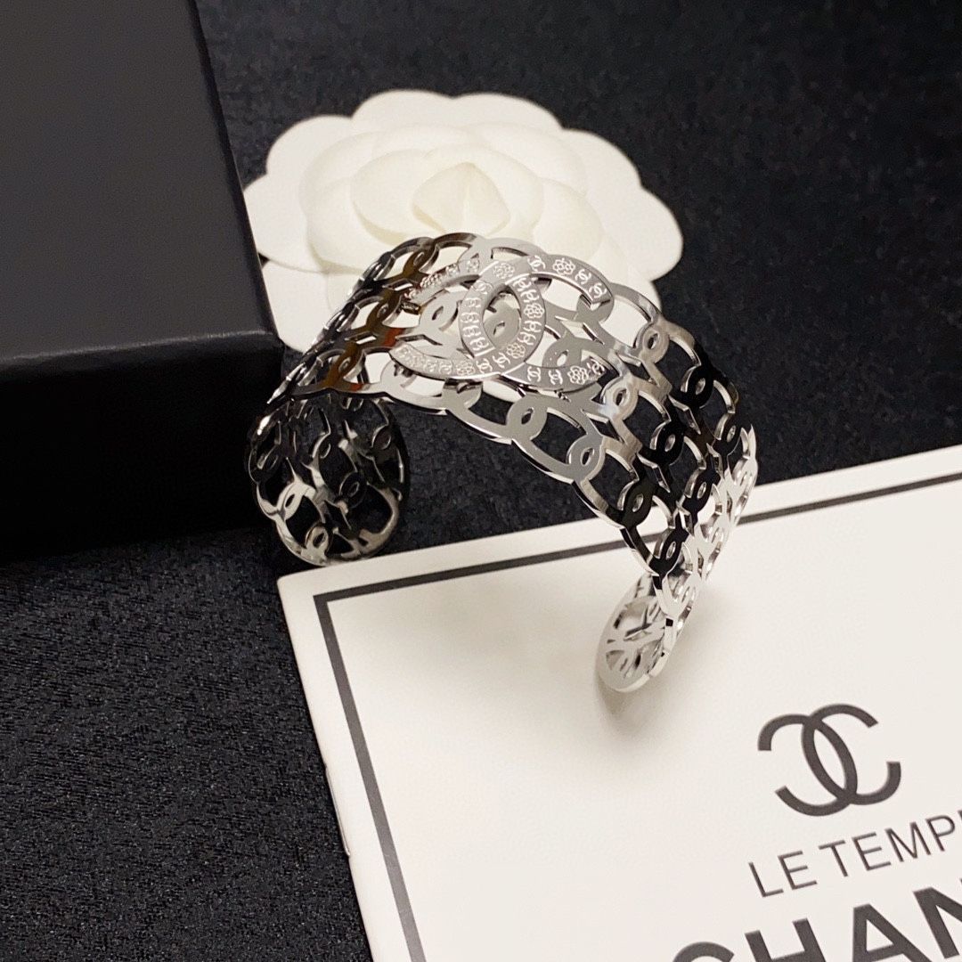 今日特価】CHANEL シャネル 新モデル ダブル C 透かし編み幅広