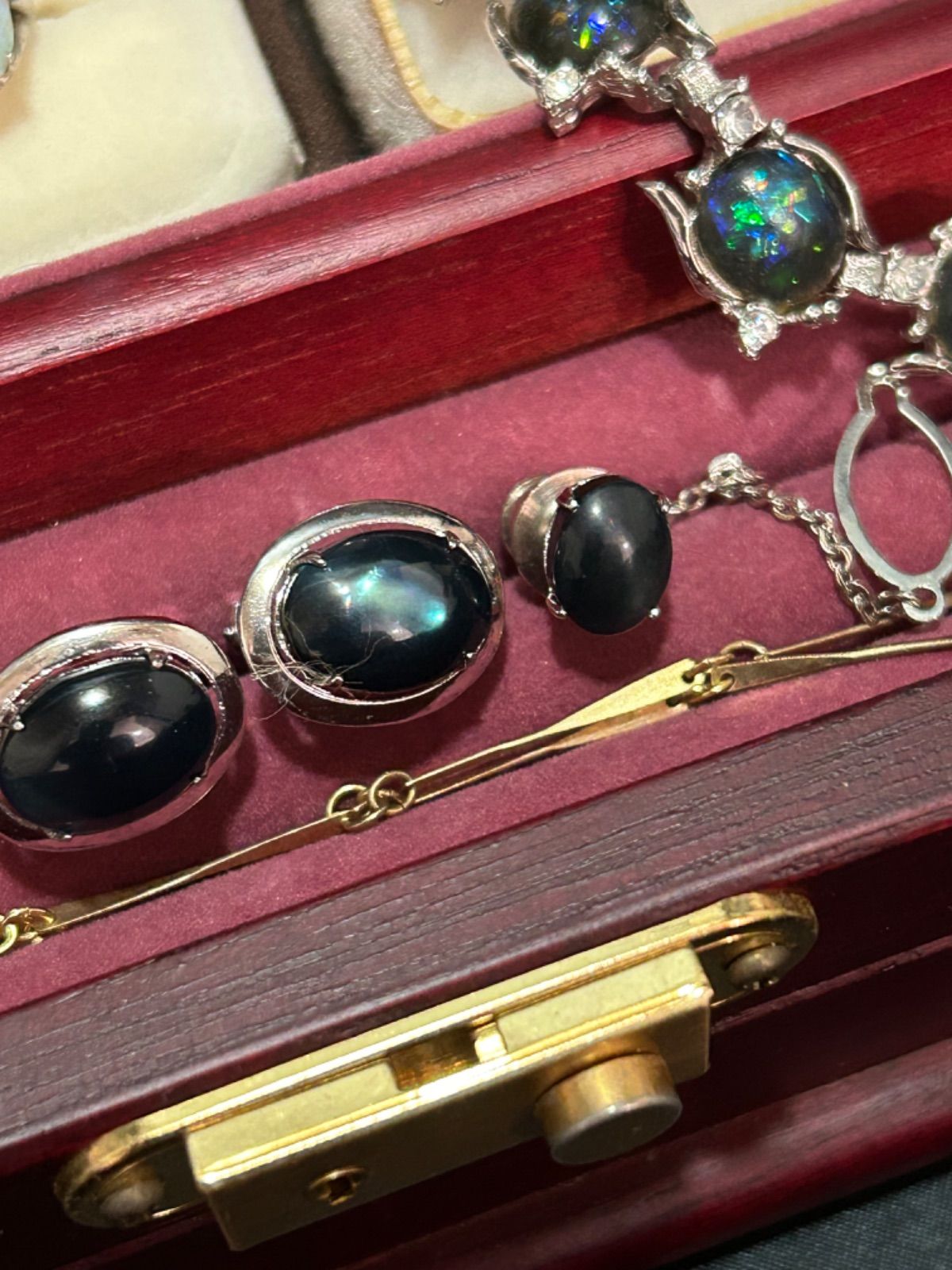 遺品整理 アクセサリー まとめ ブローチ ネックレス イヤリングなどなど生前整理 2025年最新】遺品整理の関連商品が並ぶ福袋 | 大事な思い出を