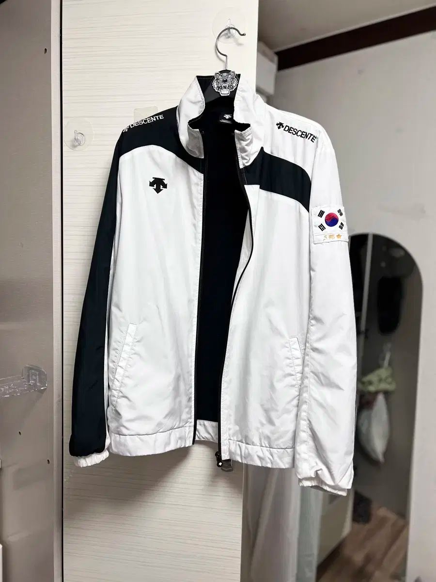 DESCENTE(デサント) 国代表 韓国 ナショナルチーム 太極木 デザイン ウインドブレーカー ブルゾン