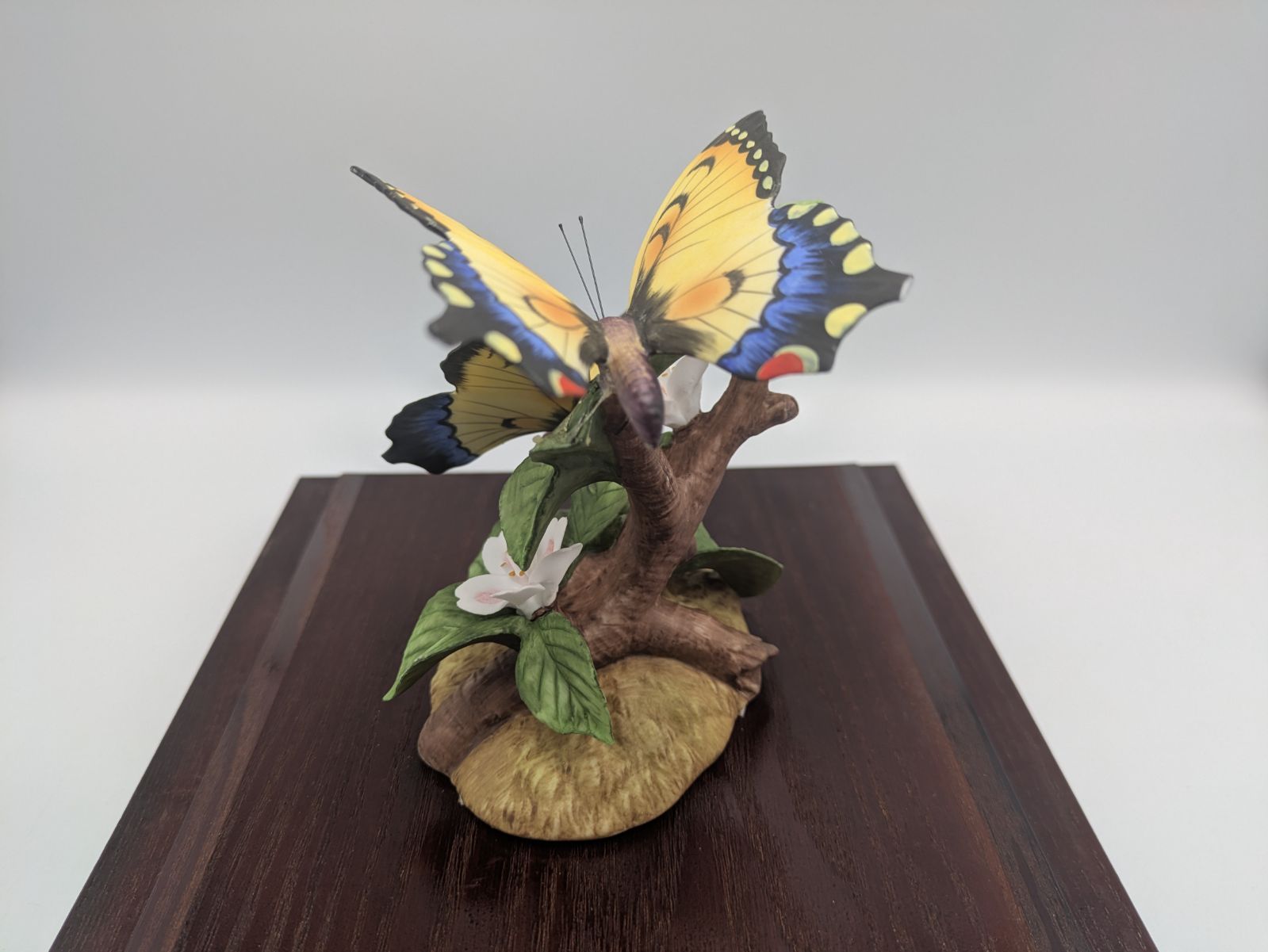 Ceramic Art Collection DAITO製 陶器製 蝶の置物 オブジェ アゲハ蝶
