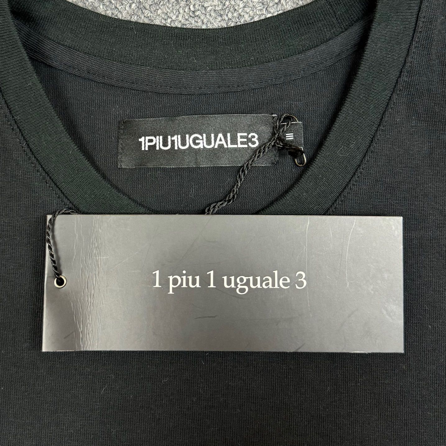 定価23100円 1piu1uguale3 113 SPORT LIMITED S/S VERTICAL LOGO TEE 大阪限定 ヴァーティカル ロゴTシャツ 半袖 ウノピュウノウグァーレトレ MAS101-CH01 Ⅲ 68547A1