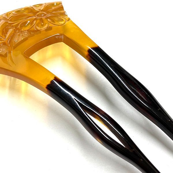 本べっ甲 かんざし 二本挿し 黒甲に麻の葉模様の透かし 黄綬褒章 受章 池田柏藻 作 ヘア アクセサリー 桐箱入 和 髪飾り 黒留袖 和装 透かし入り 本べっ甲 かんざし 茨布甲 七宝柄 バチ型 二本挿し 簪