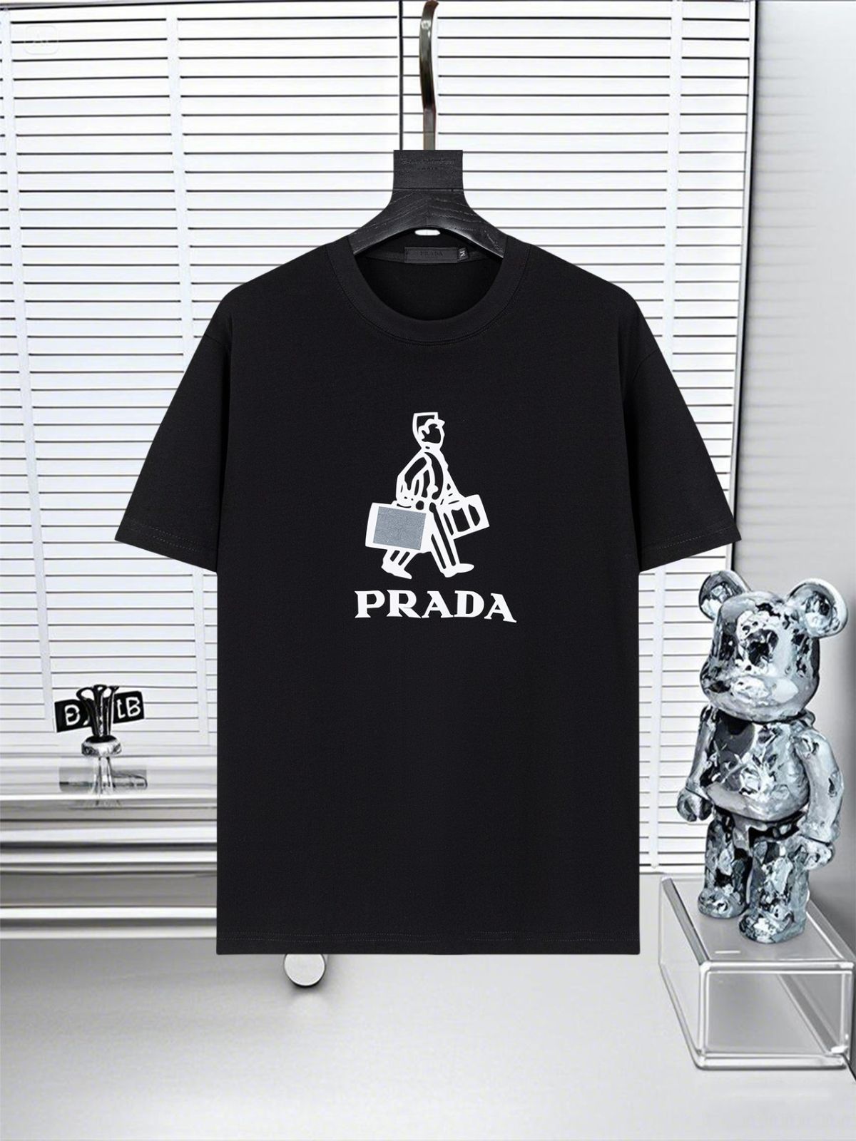 破格！10/1大幅値下げ！PRADA アートプリント Tシャツ M 今日特価】Prada プラダ 25SS ロゴプリント T シャツ - メルカリ