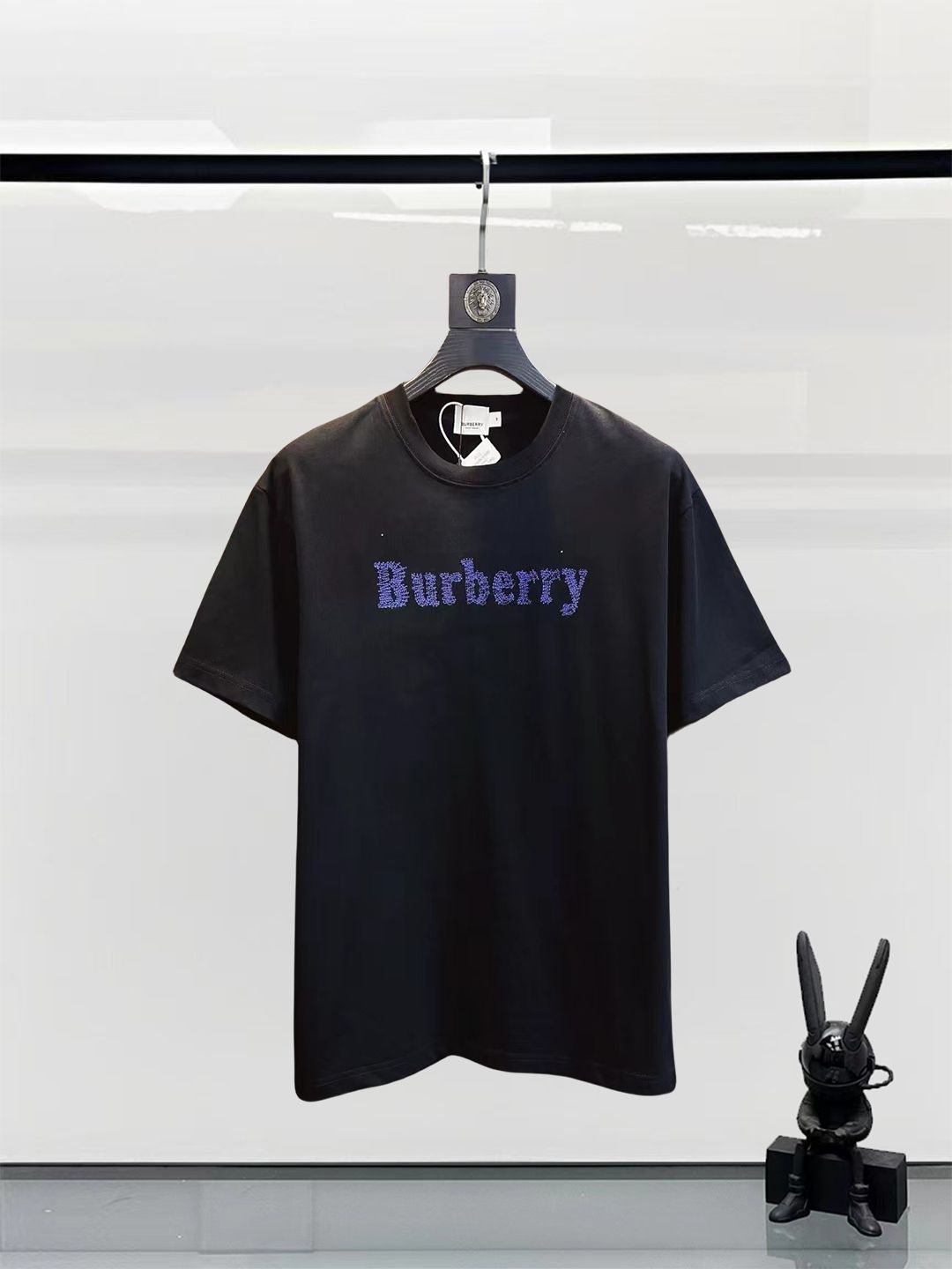【BURBERRY】25SS ドローストリング付きTシャツ/関税送料込み 今日特価】Burberry 25ss 円形ウォーリアーホース発泡プリント