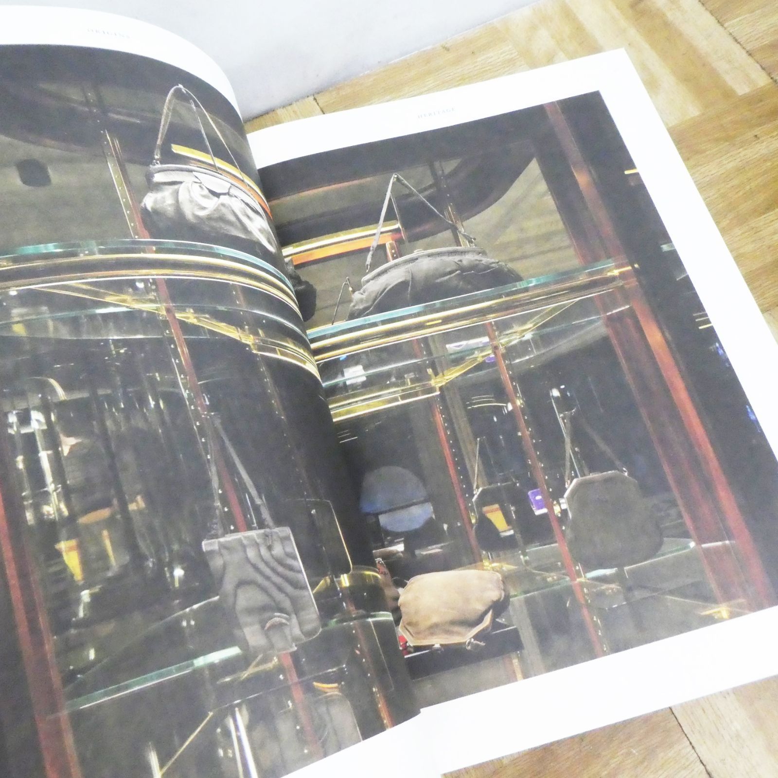 Q896【希少】プラダ プラダスフィア 2014年 展覧会 Pradasphere ハードカバー仕様 中古 /30 Prada Group プラダの歴史を一挙に堪能、上海で開催中の『PRADASPHERE Notes Stylist of