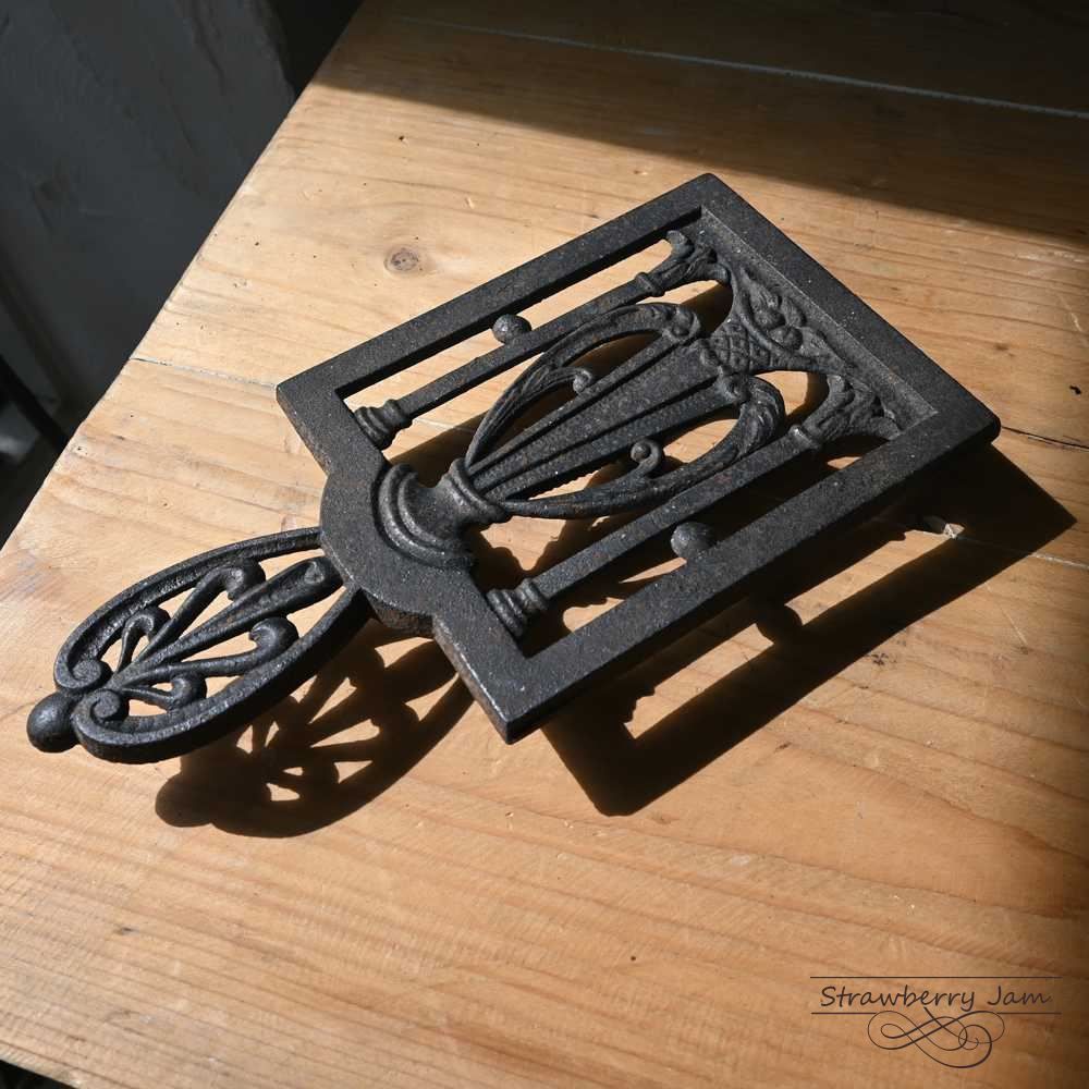 L3710-211 英国アンティーク アイロン台 鍋置き キッチン用品 アイロン L3710-211 英国アンティーク アイロン台 鍋置き キッチン用品