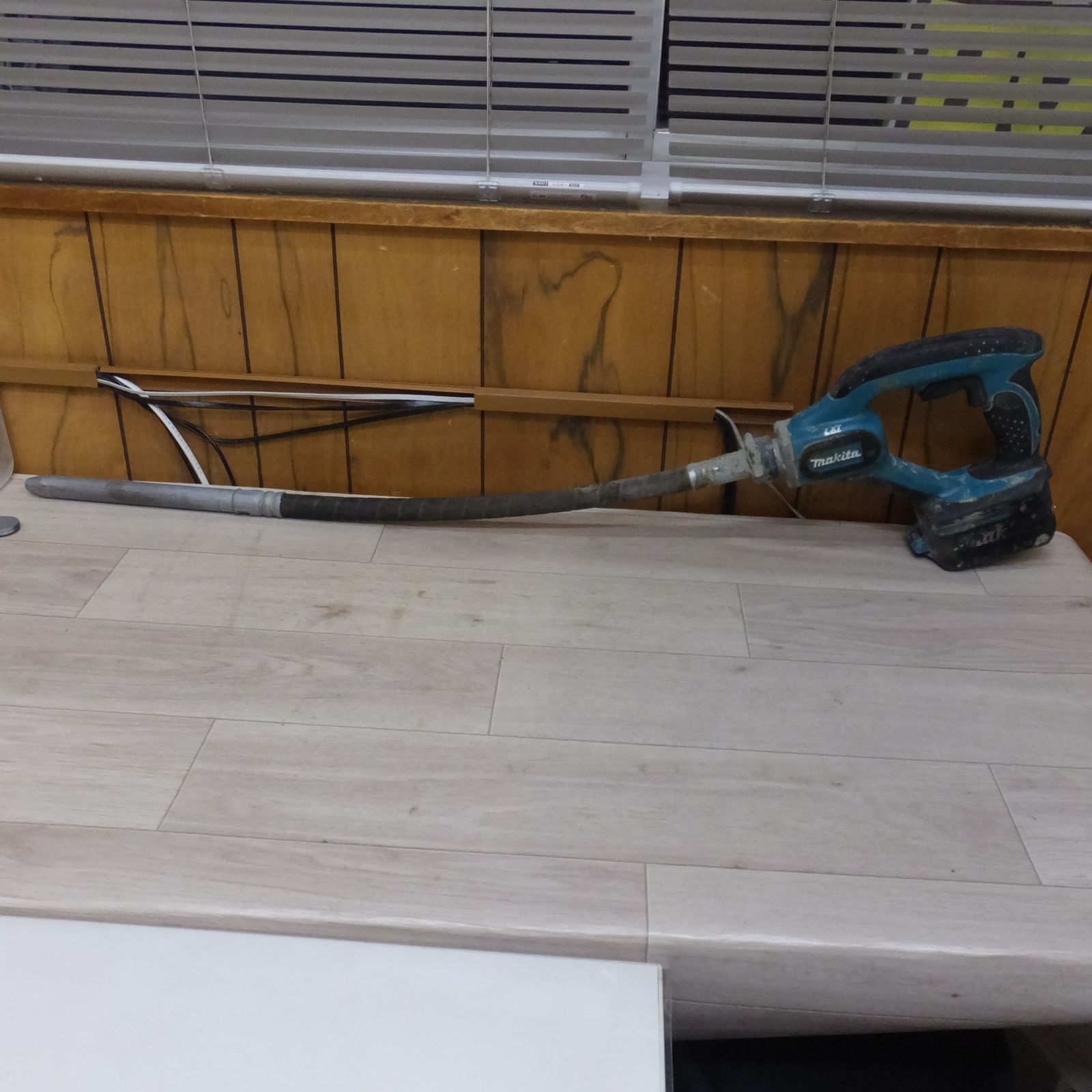 送料無料 マキタ makita 充電式コンクリートバイブレータ VR350D 18V 本体のみ