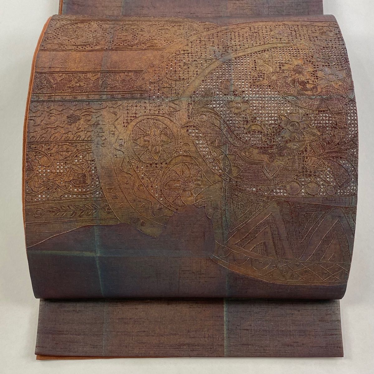 袋帯 花唐草 鏡裏文 刺繍 灰色 お太鼓柄 正絹