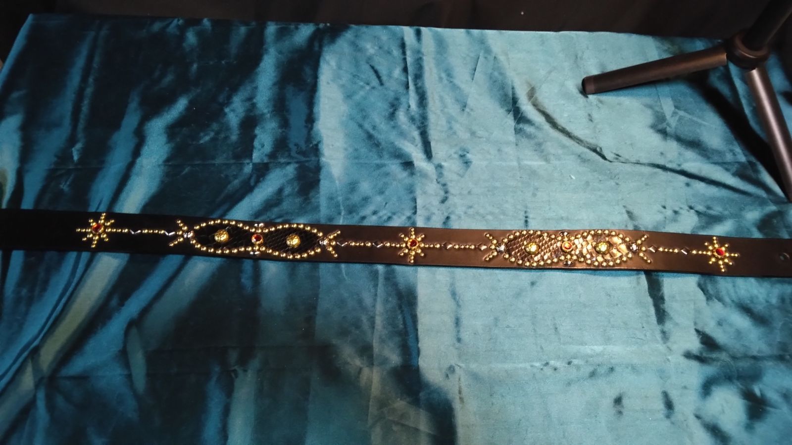 栃木レザーピーナッツインレイスタッズベルト ブラック - メルカリ