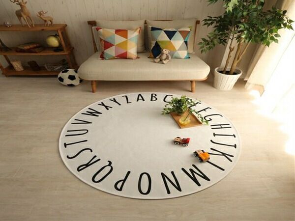 インスタ映えする北欧風でお洒落洗濯機で洗えるモノトーンキッズ円形ラグ　アルファベット柄 直径約140cm