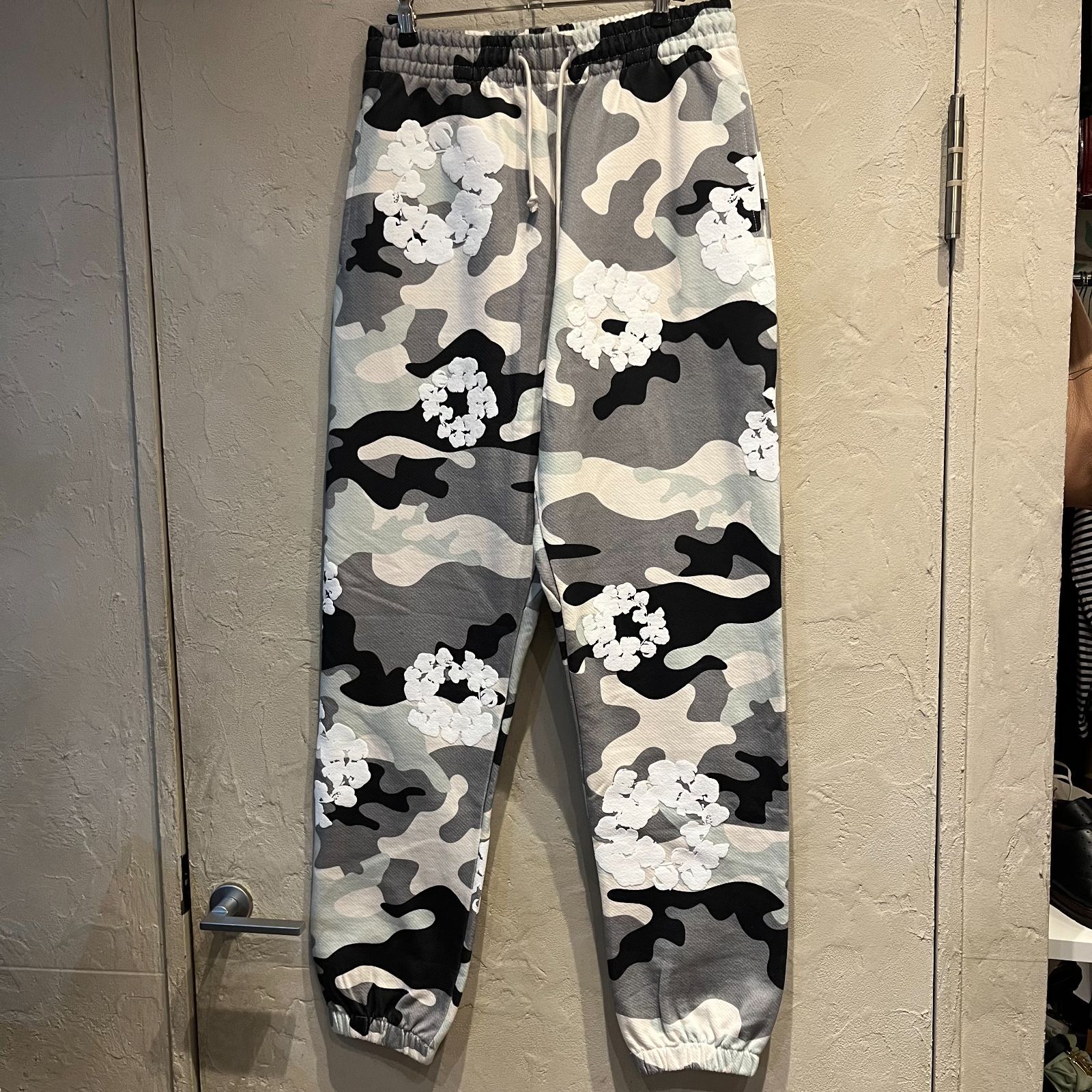 DENIM TEARS デニムティアーズ Camo Sweat Pants スウェットパンツ カモ柄 ホワイト系 sizeM 【代官山03】